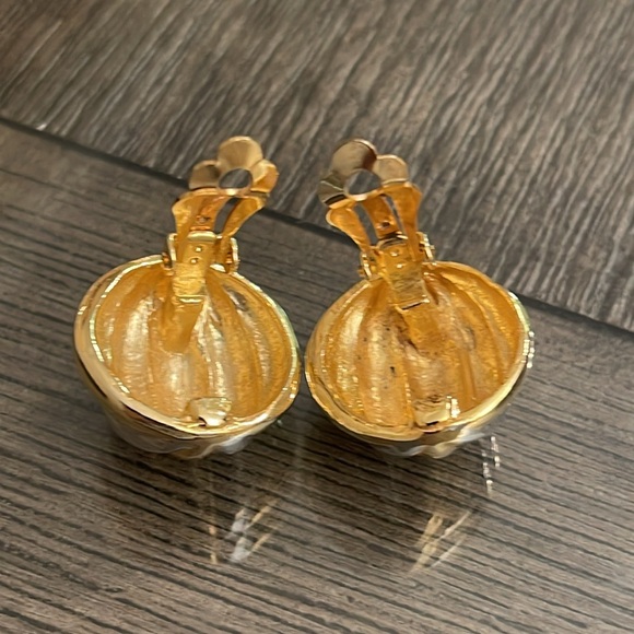 Vintage Round Two-tone Ribbed Clip Earrings - Picture 7 of 15